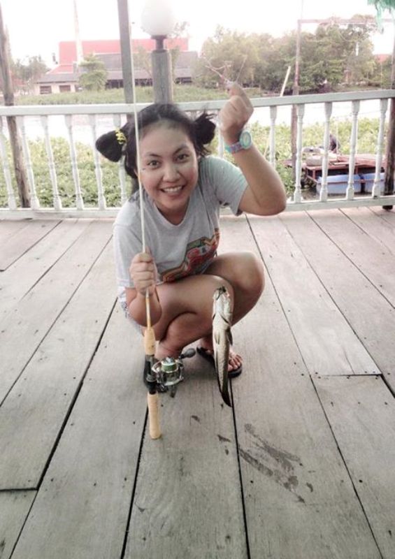 เหยื่อปลอมทั้งวัน มีแต่กัดไม่โดนเลย น้องคนนี้มา จัดด้วยไส้เดือน ริมผักบุ้ง ได้มา 1 หน่วย :grin: