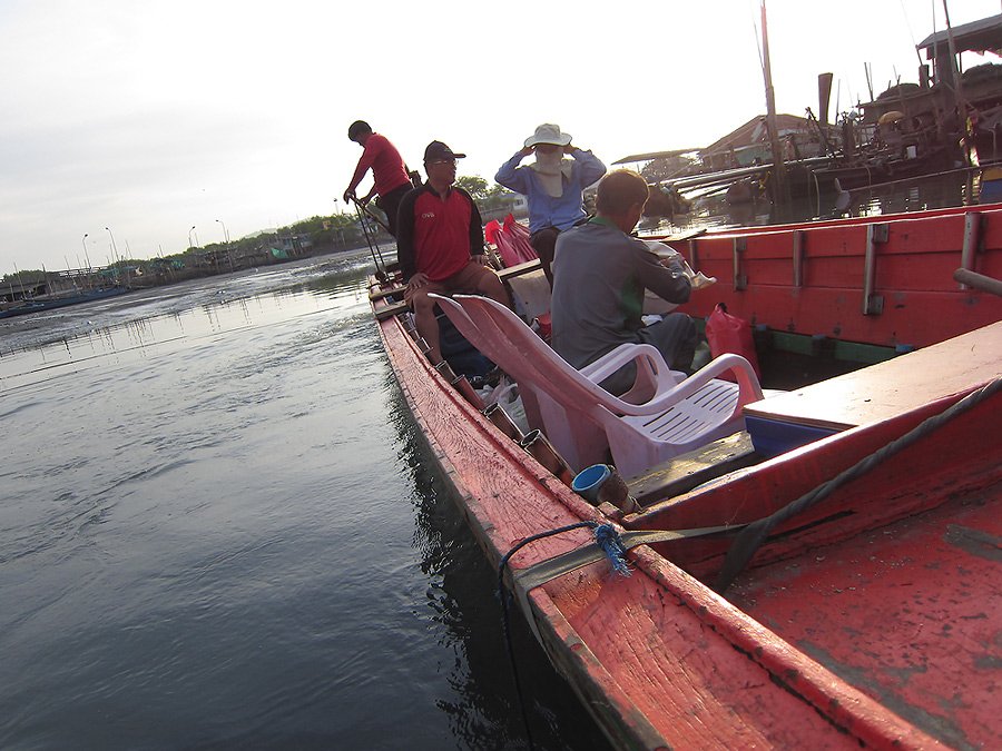 เราลงเรือกัน เจ็ดโมงกว่า ถือว่าสายมาก  :laughing: :laughing: