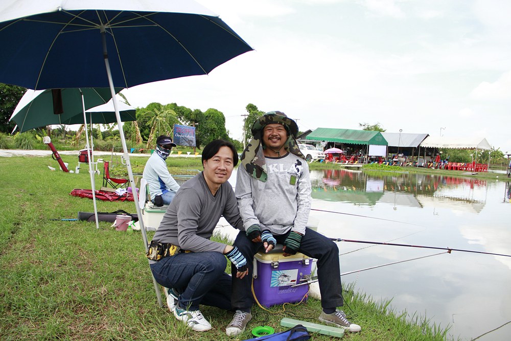 คู่นี้ดูไปดูมาสงสัยจังว่า  ใช่ไหมครับ  :cool: :cool: :cool: :cool: :laughing: :laughing: :laughing: