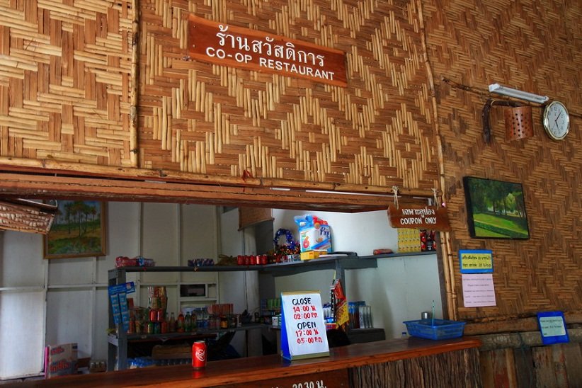  [b]บ่ายสามที่เกาะ  ไม่มีไรขายเลย ร้านค้าเปิดห้าโมงเย็น[/b]  :ohh: