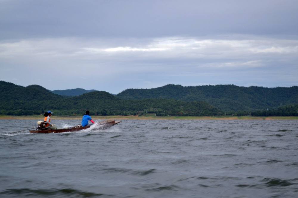 [center][b]เรือน้าเอกับน้องชงออกนำหน้าก่อนเลย ตามกันไปติดๆ ค่ะ[/b][/center] 