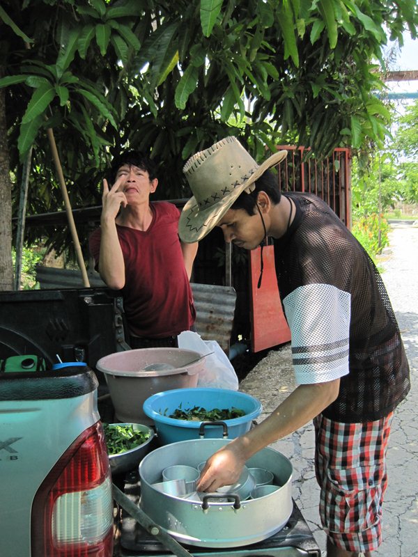 [center]ตาคนข้างหลังนี่ดูจริงๆ:laughing: :laughing:[/center] 
