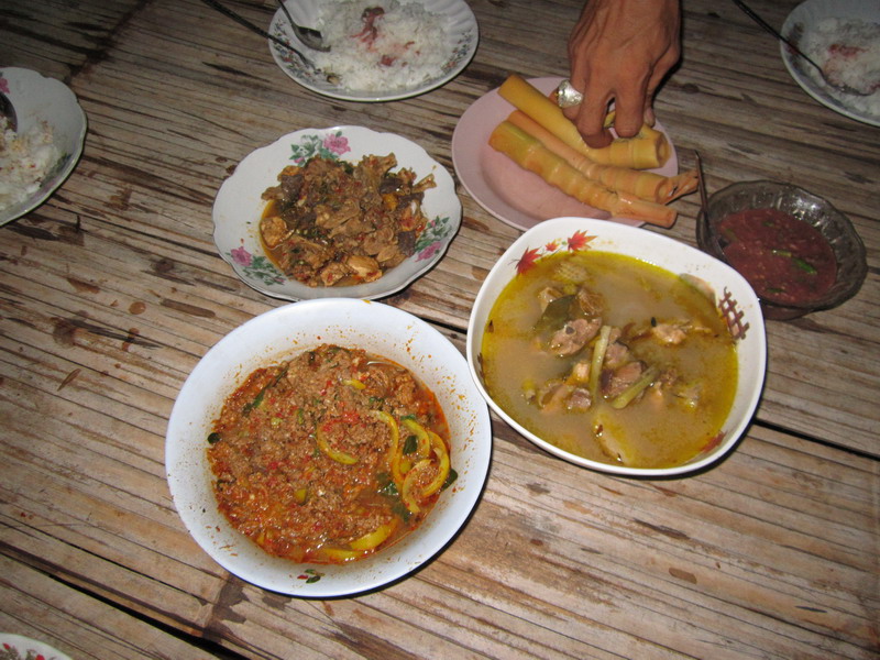  :cheer:กับข้าวทำรอตั้งแต่5โมงเย็นมากินเอาตอนเกือยตี2 แกงคั่ว ต้มไก่บ้าน กินๆๆๆเช้าจะไก้ไปตกปลาแต่เช