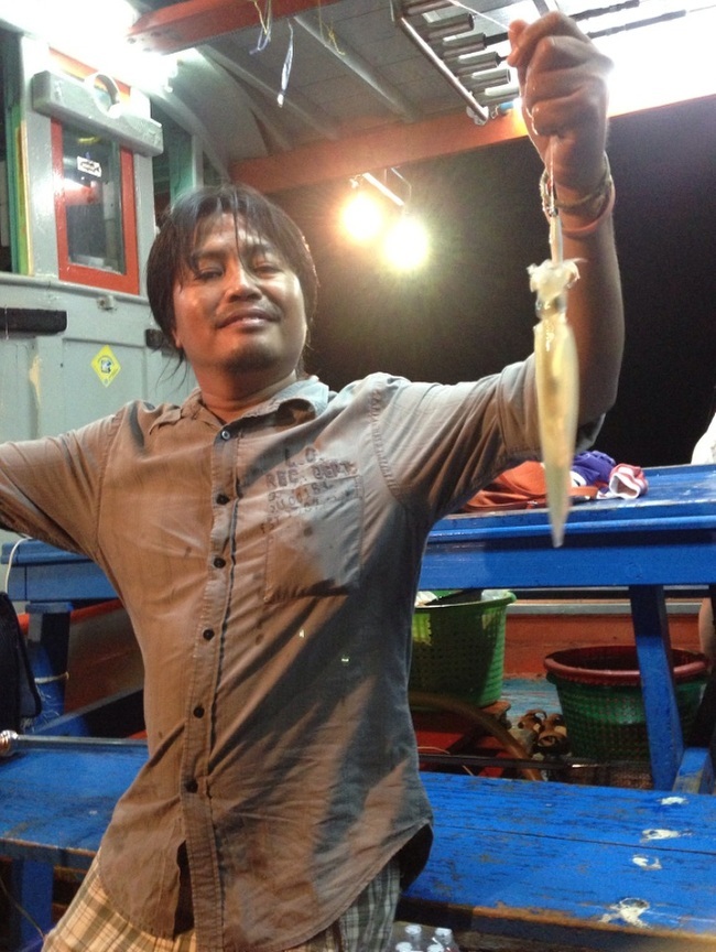 เบื้องหลังความสำเร็จครับ  :laughing: หลังจากอัดปลาจนเข็ดเอว มาอัดหมึกต่อ  :laughing: :laughing: :lau