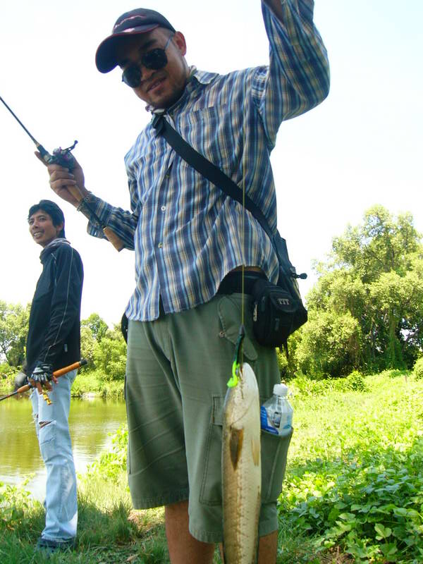 "ปลาช่อนตกยังไงอ่ะ.. "ตกอย่างนี้งัย [b]น้าเอก[/b]  :laughing: :laughing: :laughing: