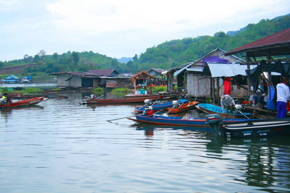 วันที่ผมไปเป็นวันอาทิตย์ครับ เรือออก 20 ลำเรือ เยอะมากครับ แนะนำ ถ้าไปวันธรรดาจะดีกว่าน่ะครับ