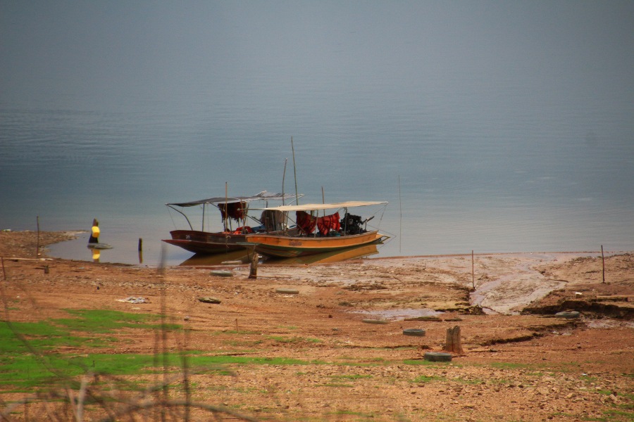 ท่าเรือจอดเรือ................แต่ทำไมกางหลังคา :grin: :grin: