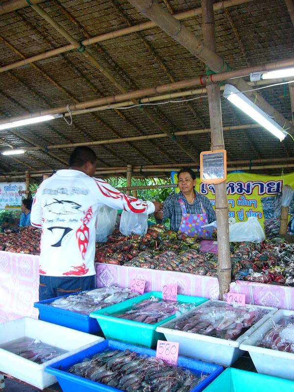 เรียบร้อย... งานนี้น้าอู๋มาซื้อปูให้ ผบ. กิน แล้วอย่ามาถามหาช่อนของน้าอู๋อยู่หน่ายหล่ะ  :grin: