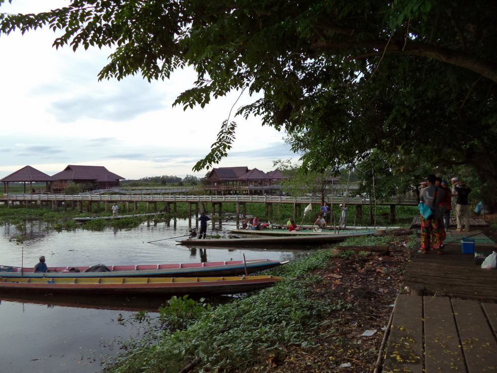 

บางคนที่พร้อม ก็ลงเรือออกไปตกกันก่อน.............ส่วนผมและหมอโต รอพี่เหมี่ยว พี่บุญ โปรกรม และป๋