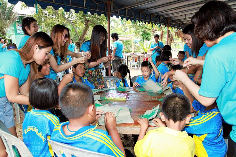 สาวๆ ช่วยน้องๆ ทำกิจกรรม