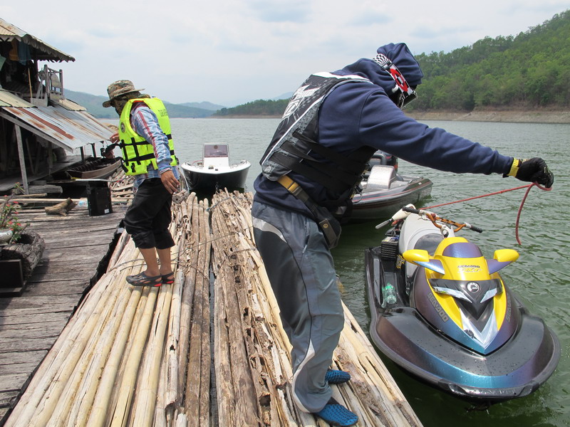 เราใช้เวลาในการขับเรือไม่นานเราก็มาถึงด่านกลางน้ำเลยแวะทักทายสหายเก่านั่งเม้ามอยกันซะหน่อย เพราะแดดร