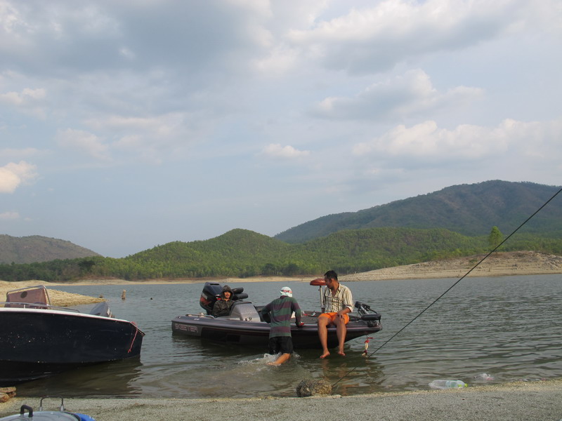สั่งงานเรียบร้อยว่าแล้วก็ดันเรือออกไปก่อนเป็นลำแรก