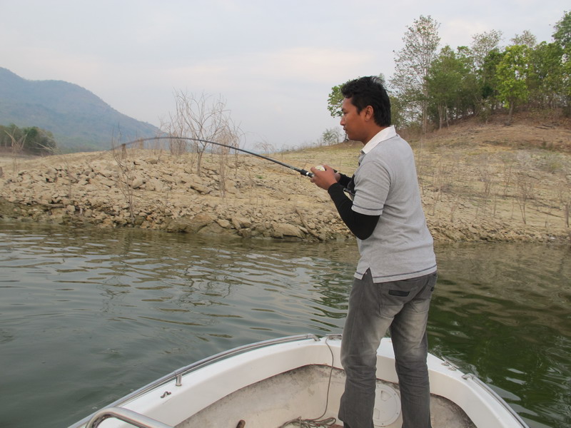 หลังจากเก็บข้าวของลงเรือเคลียพื้นที่จ่ายตังกันเป็นที่เรียบร้อยก็แยกย้ายกันออกตีปลาครับ แล้วมานัดเจอก