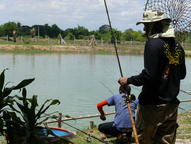 คุณเอ สระบุรี ยืนลุ้นปลาตัวเองก่อน :cool: :cool: :cool: