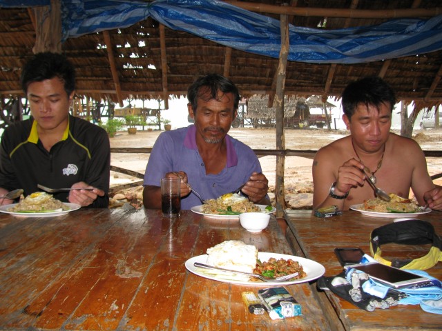 ขึ้นฝั่งแล้วไม่รู้ทำอะไร ก็กินซะเลย  :umh: