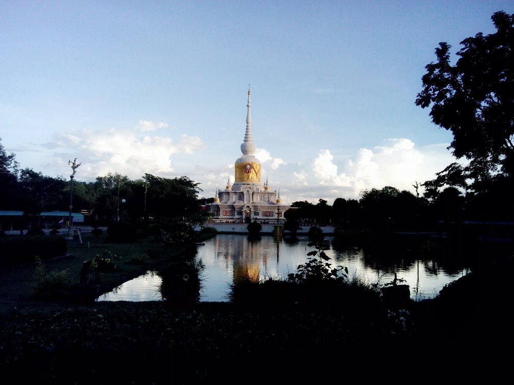  :prost: :prost: เต็มองค์ครับ พระบรมธาตุนาดูน สวยงามจริงๆ อยากเข้าไปถ่ายข้างในนะแต่ หาทางเอารถเข้าไป