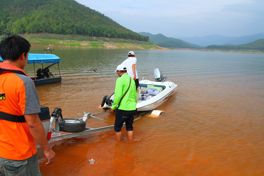 ช่วยกันนำเรือลงอย่างขยัน