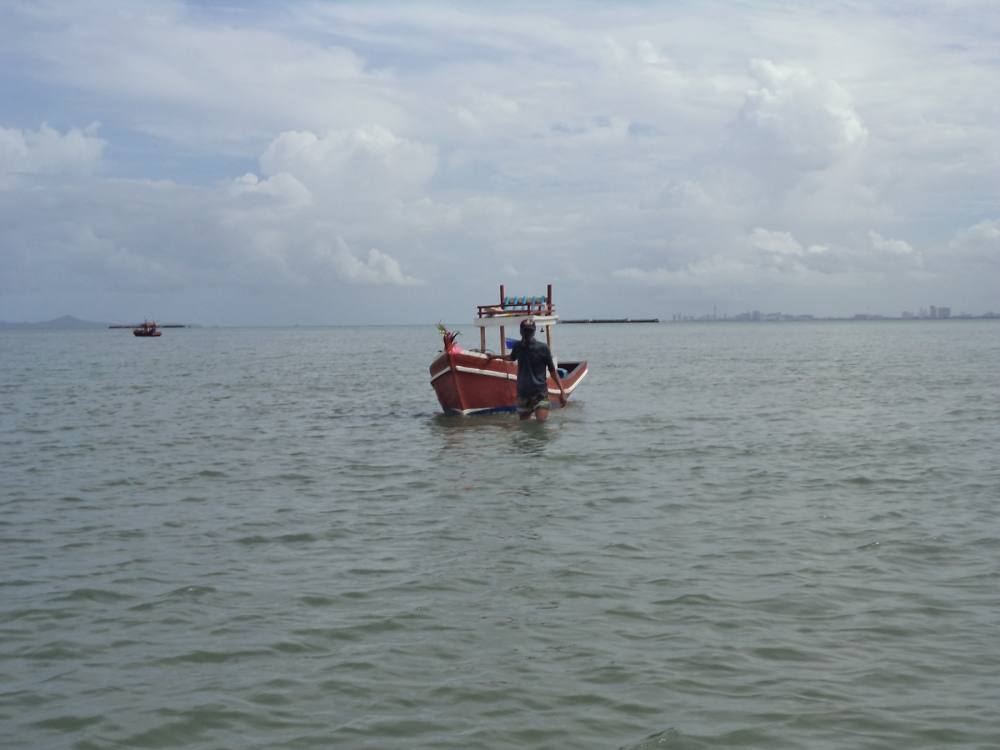 ดูความอลังการของเรือซะก่อน..คลื่นต้องระดับ 10(นิ้ว) เท่านั้นถึงจะเอาจมได้ ชาติหน้าว่าจะเอาไปจิ๊กแถวห