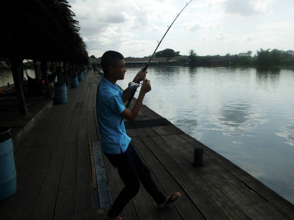 เพื่อนผมเอง เห็นมานั้งอยู่นานให้ซักตัว คนนี้มือหมายธรรมชาติของทีมผมเอง  :cool: :cool: :cool: