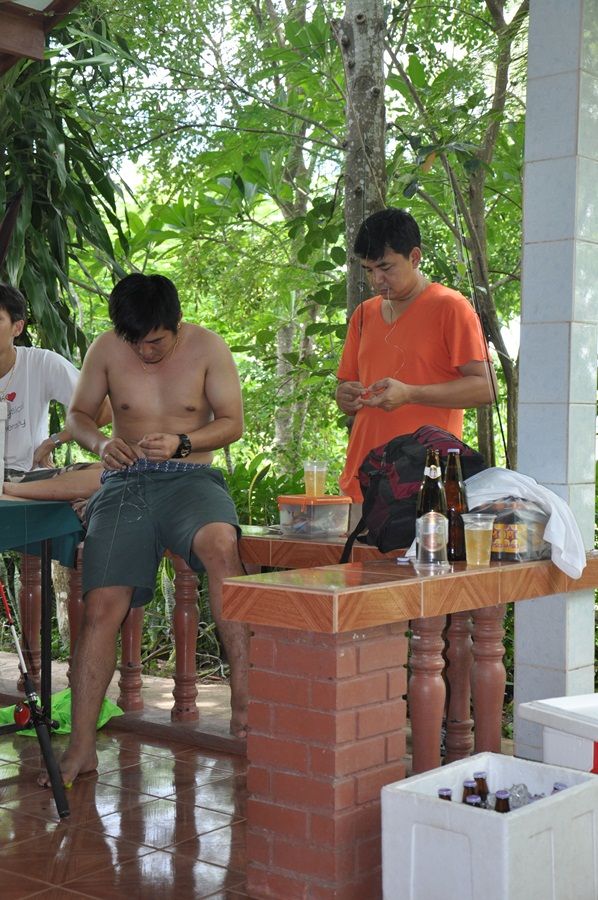 ประชุมเสร็จ  น้องแบ๊ง  น้าปิ๊กมี่จัดการผูกสาย  ส่วนผมถ่ายรูปและนั่งเฝ้าขวดกันต่อไปครับ :laughing: :l