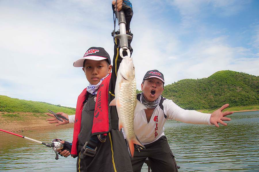 ภูมิใจนำเสนอดาวรุ่งของทีม Actionlure อีกคนเลยศิษย์เอกของโม่งเองคร๊าบบบบ....โปรเมฆ ชอบเชือดพ่อ..... :