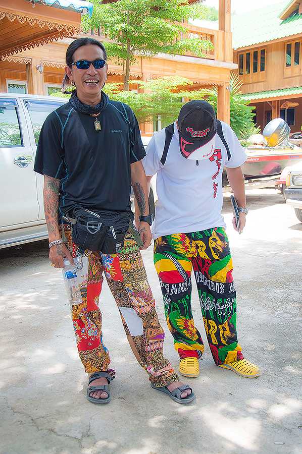 อีหมอเปลี่ยนเกงเถอะ อ้วนๆเตี้ยๆใส่เร้กเก้ไม่ขึ้นเลยยยยยย :laughing: :laughing: :laughing: :laughing: