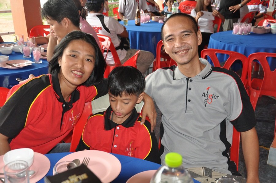 ครอบครัวสุขสันต์  พ่อ  แม่  ลูกครับ  แต่พี่โถงหน้าหมองๆนะ  ดูท่าพรุ่งนี้จะแห้ว :laughing: :laughing: