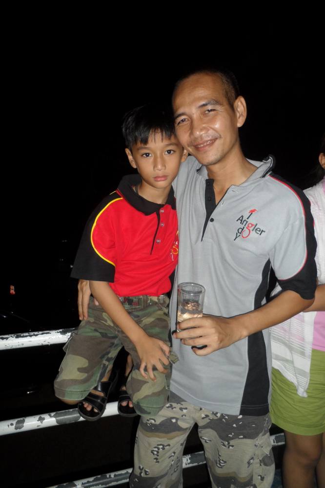 หยุดใว้ที่รูปนี้ก่อนครับ รูปบนเรืออยู่กับ กับตันยุธครับ (ใด้ปลายกให้เป็นกับตันเลย) :cheer: :cheer: :