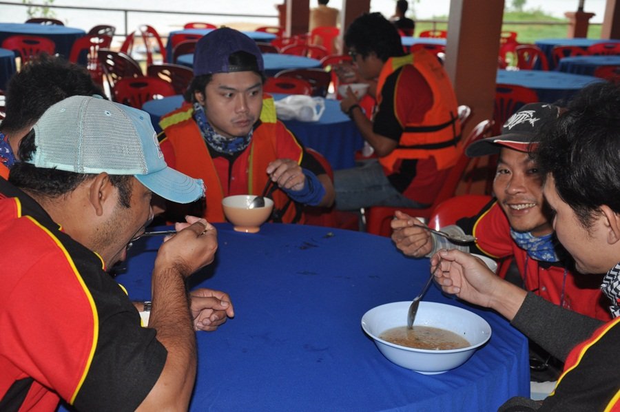 
กินๆๆๆเก็บพลังกันครับ :laughing: