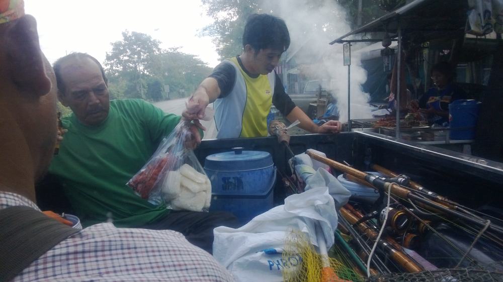 คนลพบุรีจะทราบดีนะครับว่า หากประตูระบายน้ำวัดมณีฯเปิด ปลาเพียบ หาแหล่งตกเอาเลยครับ 

วันเสาร์นี้สู