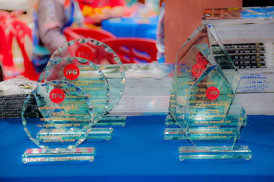มองไปเห้นถ้วยรางวัล ถ่ายไว้หน่อย :grin: :grin: :grin: :grin: