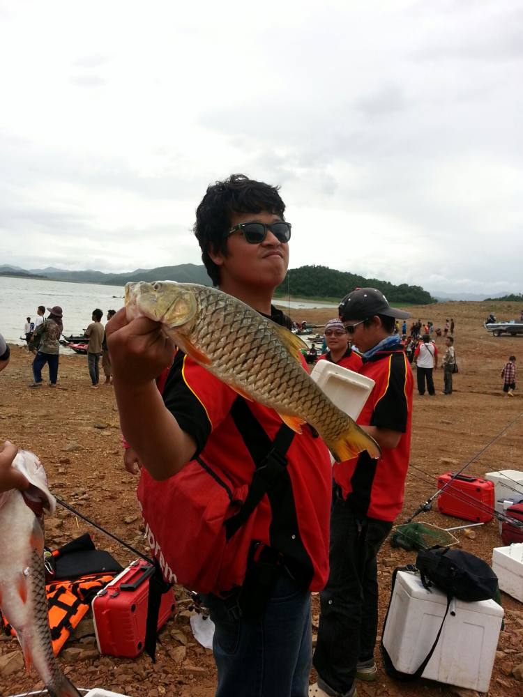 เพี้ยยยยยยยยย....แก่งกระจานนนน..!!!!
ขออวดหน่อยนะครับ มันเป็นกระสูบขีดตัวเเรกของชีวิตจริงๆ..อิอิอิอ
