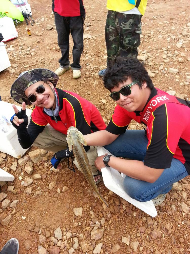 แต่ถึงจั่งได๋ๆ...ผมกะถือว่าเรือลำของผมกับน้าโถง ประสบความสำเร็จครับ...มาอ้าย..ถ่ายรูปคู่กันจั๊กหน่อย