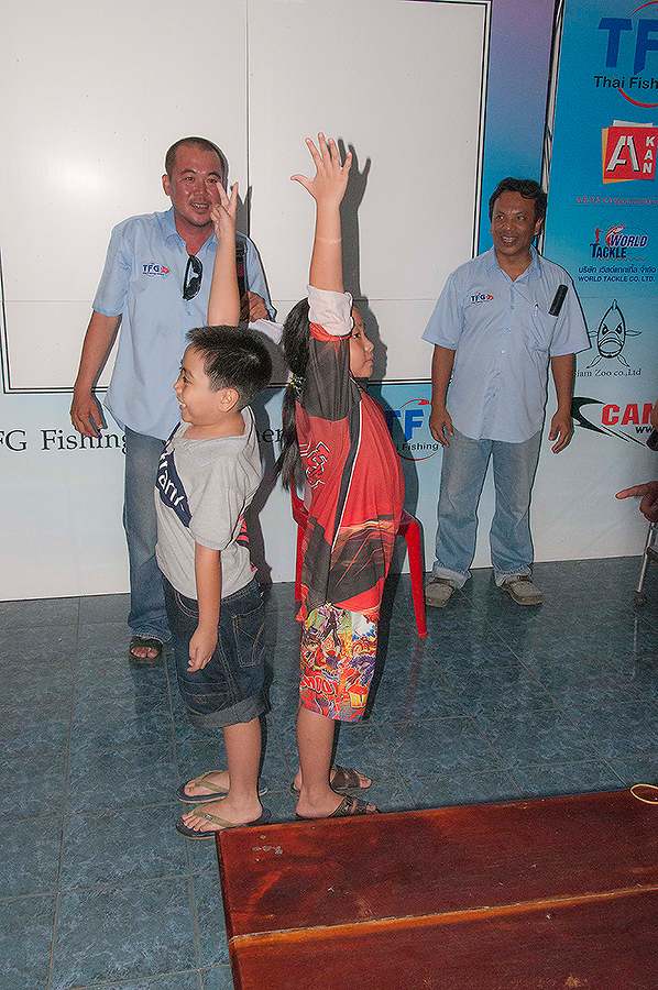 มีแข่งเป่ายิงฉุบด้วย ของถนัดของแตงโมเลย แต่งานนี้ตกรอบ :laughing: :laughing: :laughing: :laughing: :