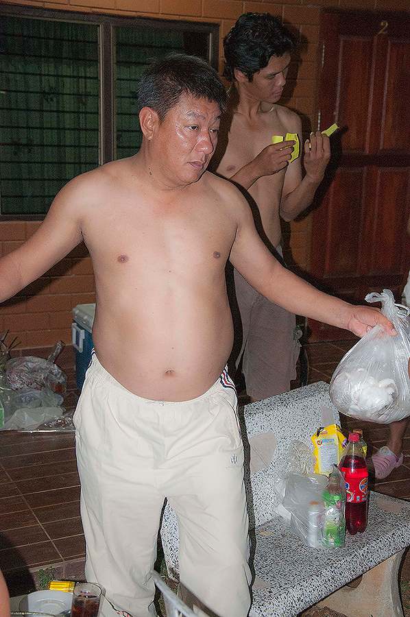 งานเลี้ยงเลิกกลับมาทีพัก เจอบรรดา สว.กำลังประกวดนายแบบ Pigmon Man กันอยู่ พี่มิกประกวดคนแรก :laughin