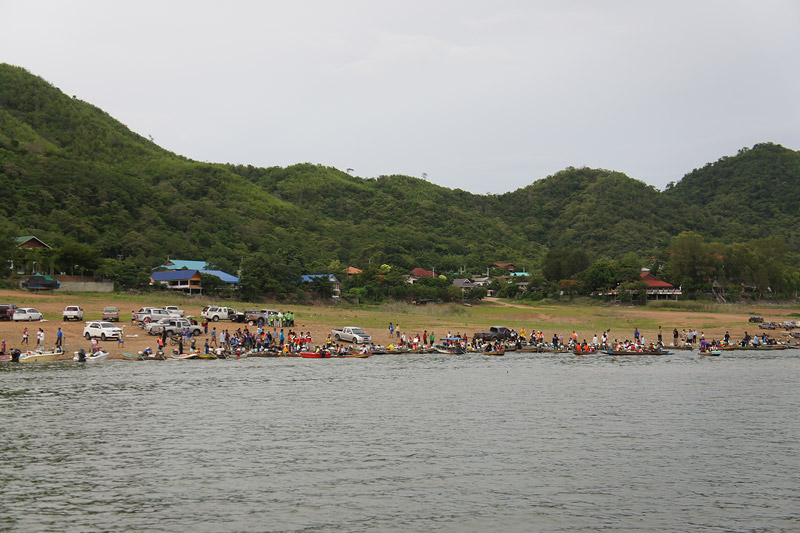 [q]เรือเร็วลำไหนที่ตรวจเรือแล้วจะถูกให้มารอยลำด้านนอกครับ ส่วนด้านในโน้น...กำลังรอตรวจครับ[/q] :blus