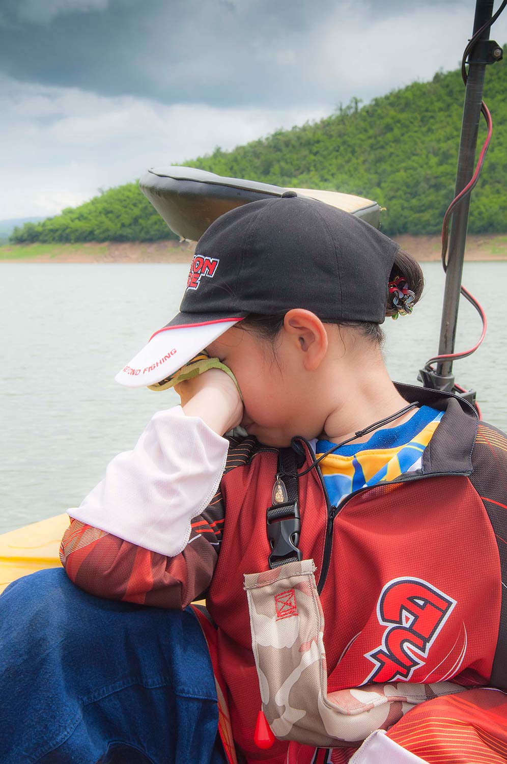 ขับเรือกลับก็นั่งหลับไปซะแล่ะ นี่โม่งพาลูกสาวมาทรมานป่าวว่ะเนี่ย ตื่นตั้งแต่ตีห้าพามาตากแดดตากลม :cr