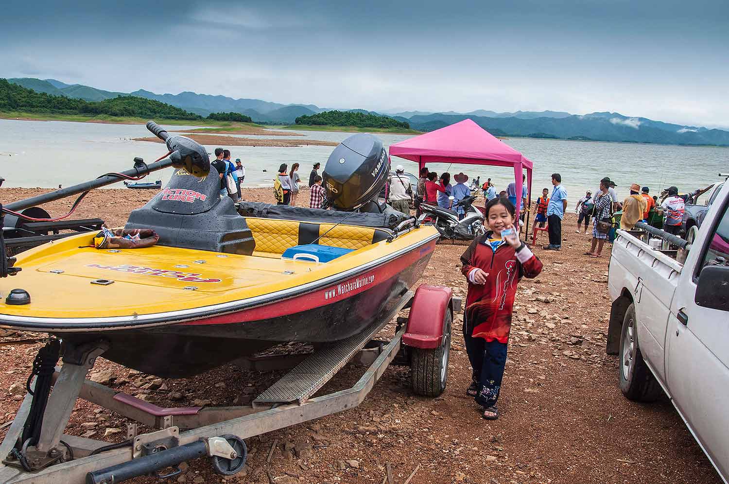 กลับเข้าฝั่งบ่ายสอง รีบเอาเรือขึ้นเพราะฝนมาอย่างหนัก ได้โมนี่แหล่ะ่วยเอาเรือขึ้นได้ สองคนพ่อลูกช่วยก