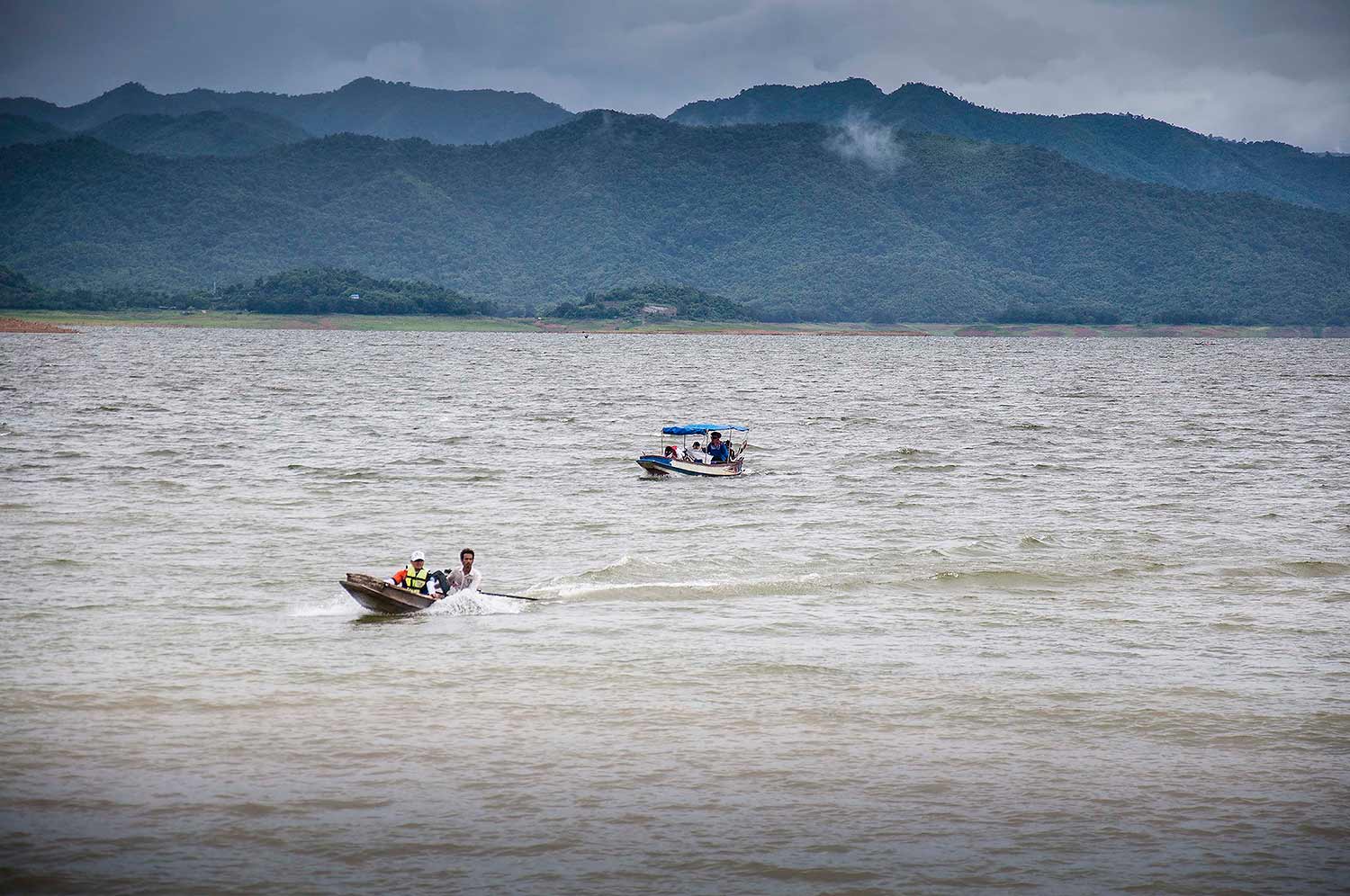 นั่นเรือที่น้าต้อลงก็กำลังกลับมาแล้ว ได้ข่าวมีกระสุบไซส์สวยมาชั่งด้วยเหมอืนกัน :grin: :grin: :grin: 