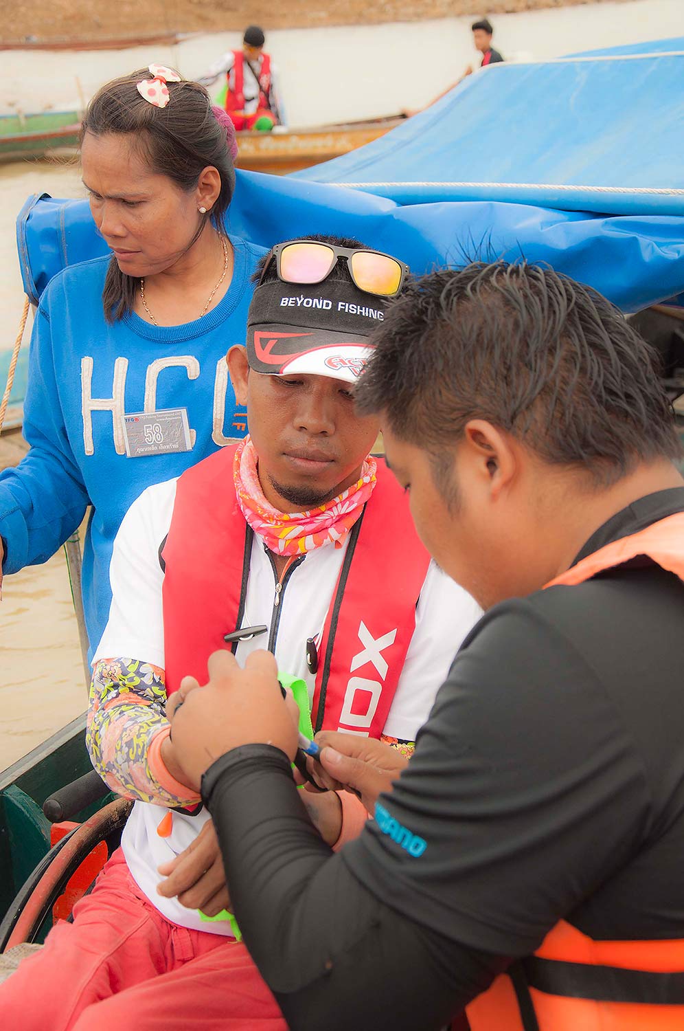 รีบมาช่วยน้าต้อขึ้นจากเรือ กลับเจอเหตุการณ์แบบนี้เข้า :ohh: :ohh: :ohh: :ohh: