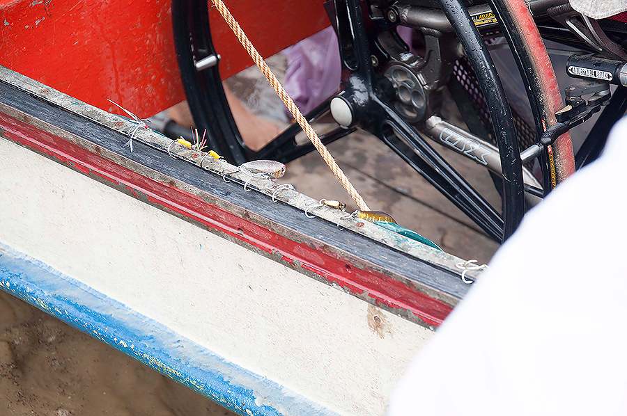 เรื่องเกิดจากเหยื่อที่น้าต้อเหน็บไว้ข้างเรือแบบนี้ ตอนวิ่งเรือกลับเจอคลื่นใหญ้ซัดมือกวาดไปโดนเหยื่อเ