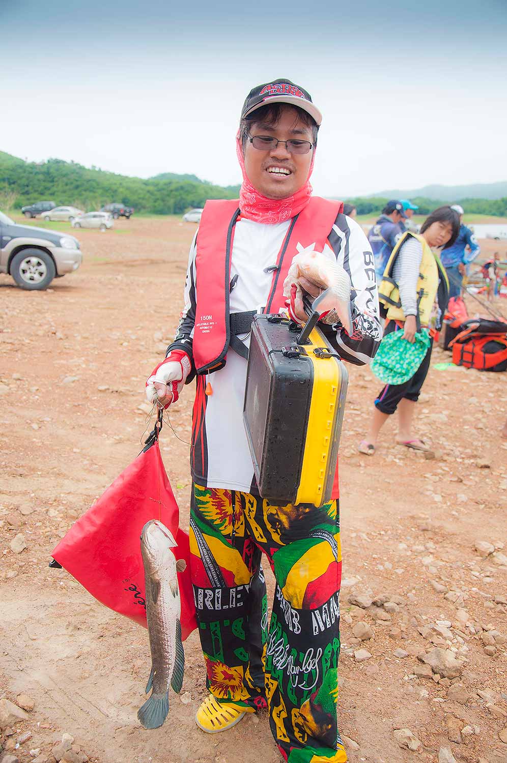อ้าว..นังหมอมาแล้วเหรอ เอาช่อนมาทำไมเนี่ย ปีนี้เค้าไม่มีถ้วยน่ะ :laughing: :laughing: :laughing: :la