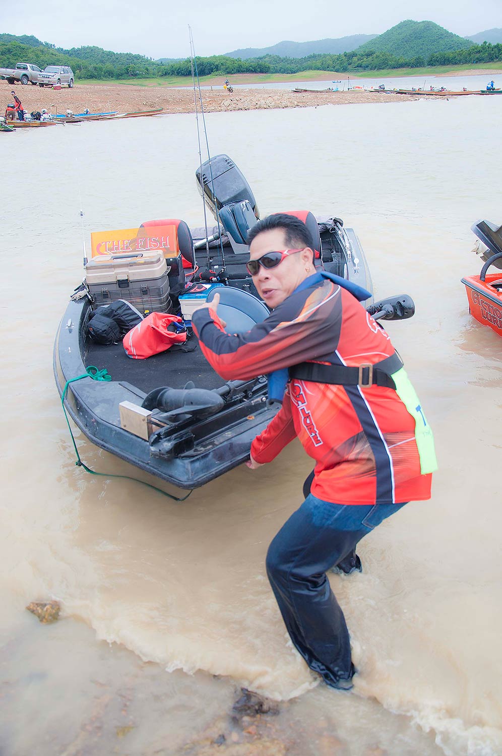 ป๊าดดดด....เป้นงานด้วยอ่ะ ลากเชือกหัวเรือมาหาที่ผูกเรือแล้ว...สุดยอด รอบหน้าลงกับโม่งมั่งน่ะ เป้นงาน