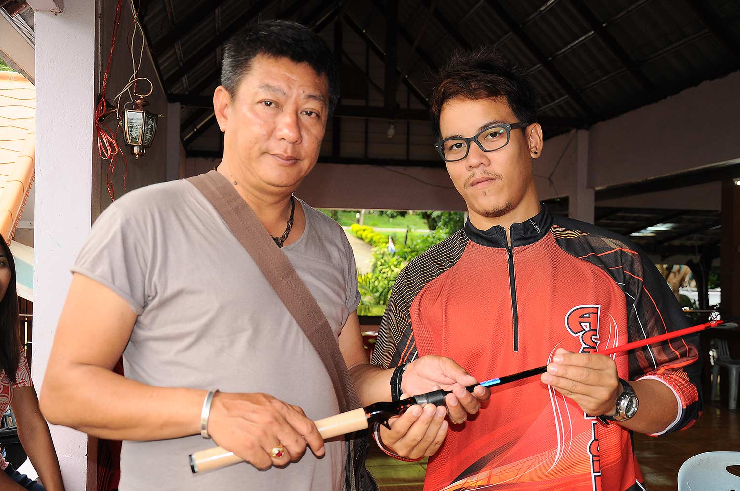 พี่มิกรับมอบของรางวัลที่ปอได้จากทีมที่คว้าถ้วยมาได้ แต่ขอมอบคันมาประมุลนำเงินเข้ากองทุน ขอบคุณมากคร๊
