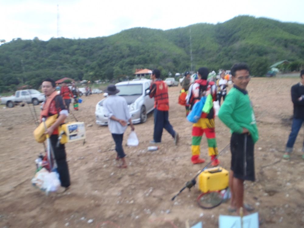  [b]บรรยากาศก่อนลงเรือปีนี้ต้องชมผู้จัดงานที่จัดการเรื่องเรือได้อย่างดีเยี่ยม
 ปีนี้คนแข่งไม่ต้องมา