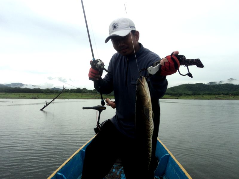 สุดท้ายก้ช่วยกันซ้อมเรือ แล้วค่อยๆประคองกลับมาลอยลำหน้าบ้านจนได้ :laughing: