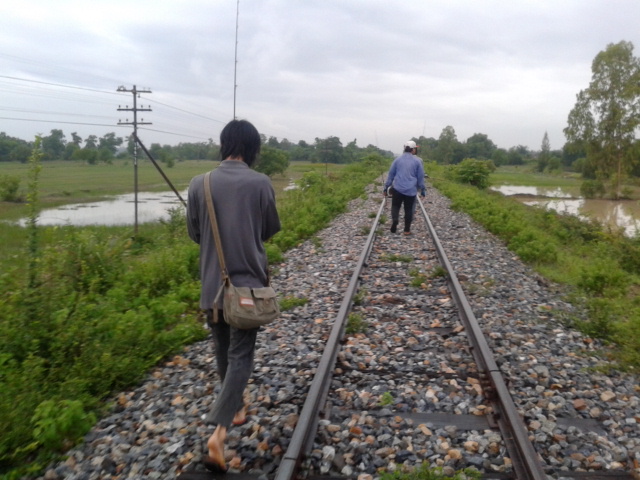 ย้ายหมาย ปลาไม่กัด เลยต้องเดินตามทางรถไฟไปหมายใหม่