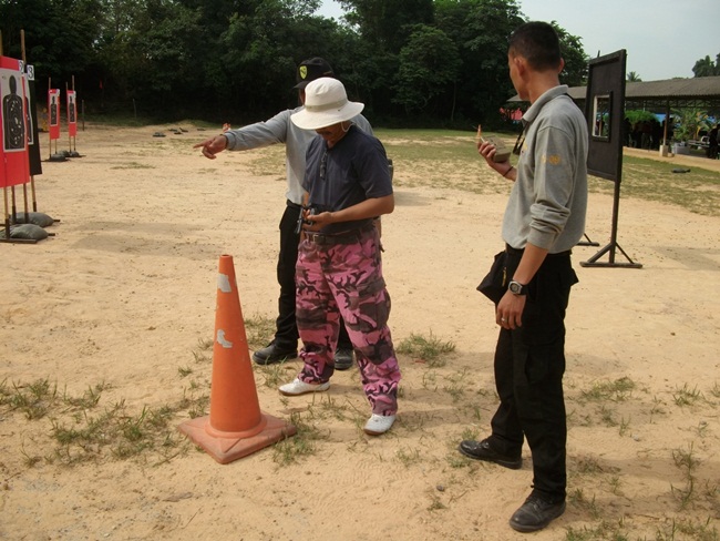 ถึงคิวต้องออก บรรจุกระสุน.38      ปืนจริงกระสุนจริงยิงจริง สถานีสุดท้ายของการฝึกในครั้งนี้  มีผู้ช่ว