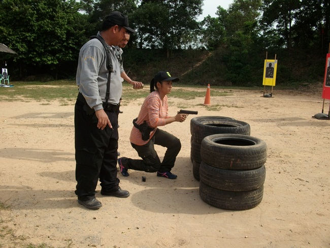 ดูท่าทางการใช้ปืนแล้ว ผ่านครับ ฝีมือเป็นรองนายทหารชั้นผู้ใหญ่ที่มาให้กำลัวใจเท่านั้น
       ไม่ได้ห