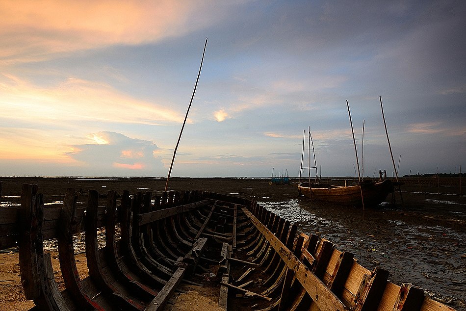 ภาพที่6
เรือเหมือนกัน แต่เป็นเรือที่ไม่ใช้หาปลาแล้ว แต่ก็ยังใช้ประโยนช์อย่างอื่นได้นะครับ
อ่างศิลา